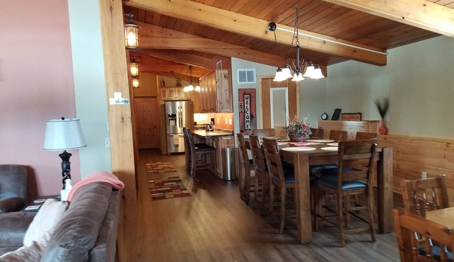 A TOUCH OF COUNTRY LIVING Minutes from Madison