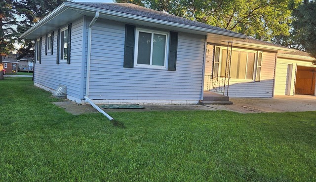 A Touch of Green-delightful 2 bdrm house in Britton S.D. with Garage.