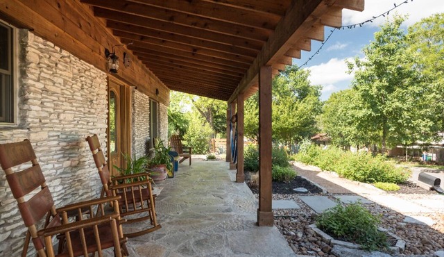 A touch of TX Hill Country-SOCO Austin, Big 5BR, SwimSPA-seats 10, Sauna, 7 Beds