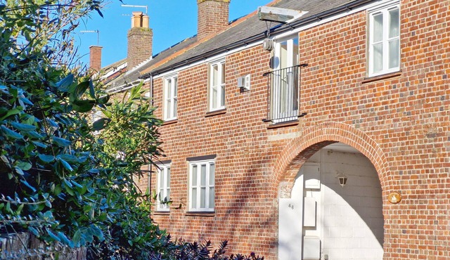 A town house that sleeps 6 guests in 3 bedrooms