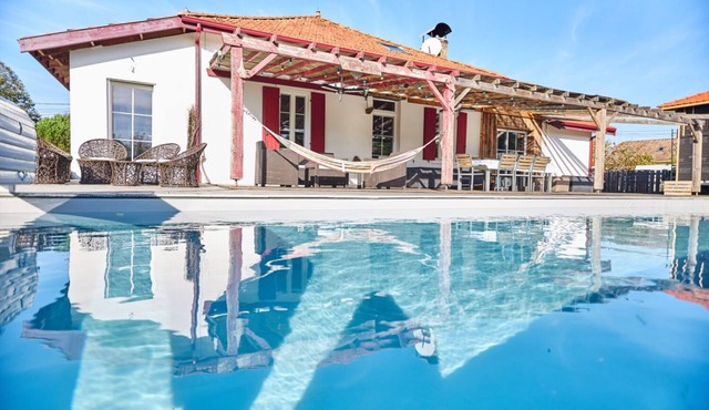 A traditional Landes-style house, rated 4 stars, with a heated pool