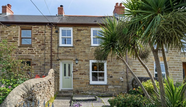 A traditional seaside cottage, with sea views and an easy walk to Portreath.