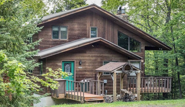 A Trailside Home with Indoor Hot Tub And Allows Dogs