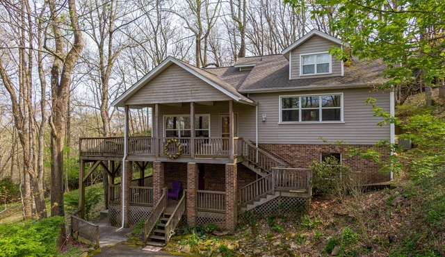 A Treetop Escape close to Boone and Blowing Rock, large deck