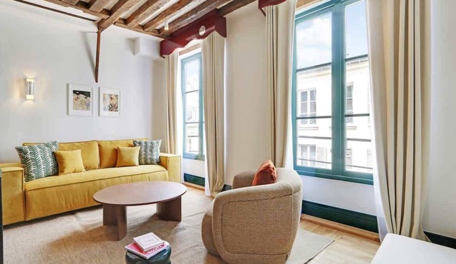 A Trendy 2-BR/2-BA with Services in Saint-Germain