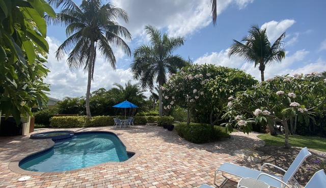 A Tropical 2 Bedroom/2 Bath House w/Pool and Dock