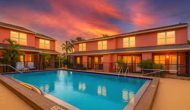 A Tropical Paradise, 2-bedroom townhouse with AC, WiFi, & pool in Ft. Myers