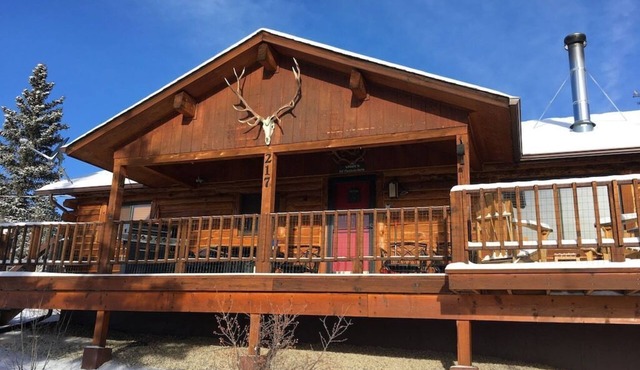 A True Log Cabin in The Woods with Mountain Views in Indian Mountain