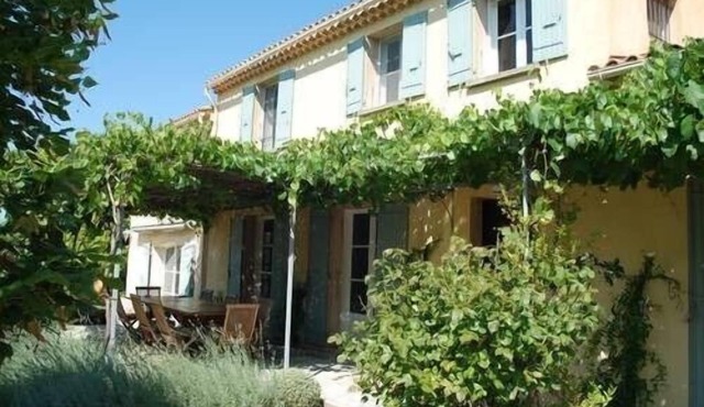 A truly beautiful, secluded Provencal house with pool surrounded by vineyards