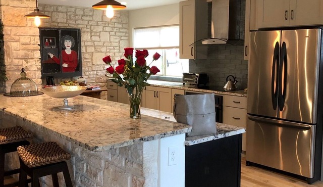 A Tx Hill Country haven, pool, yard in the midst of Boerne & Comfort town.