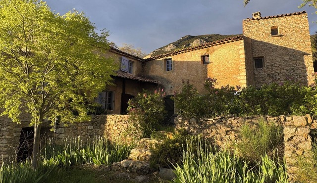 A typical sheepfold between Ventoux and Luberon