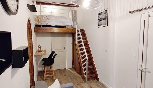 A-typical studio, heart of the Port area/Nice, AC