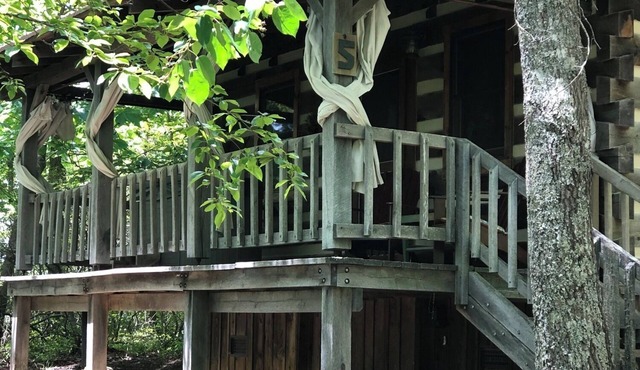 A Unique Bed and Breakfast.Log Cabins, with Hot Tubs and Breakfast Delivered Each Morning :)