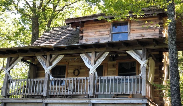 A Unique Bed and Breakfast.Log Cabins, with Hot Tubs and Breakfast Delivered Each Morning :)