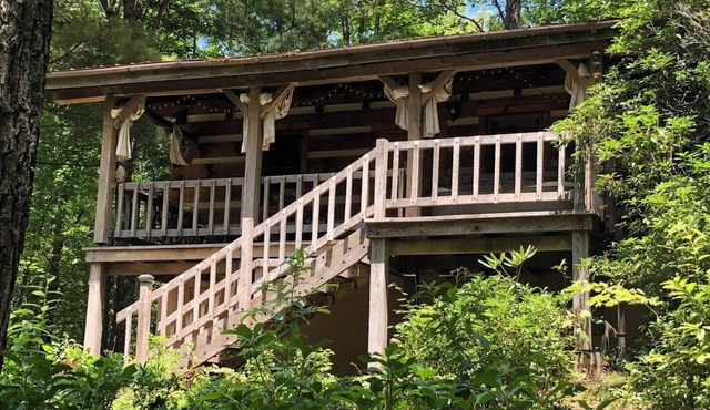 A Unique Bed and Breakfast.Log Cabins, with Hot Tubs and Breakfast Delivered Each Morning :)