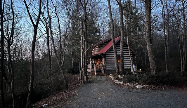 A Unique Bed and Breakfast.Log Cabins, with Hot Tubs and Breakfast Delivered Each Morning :)