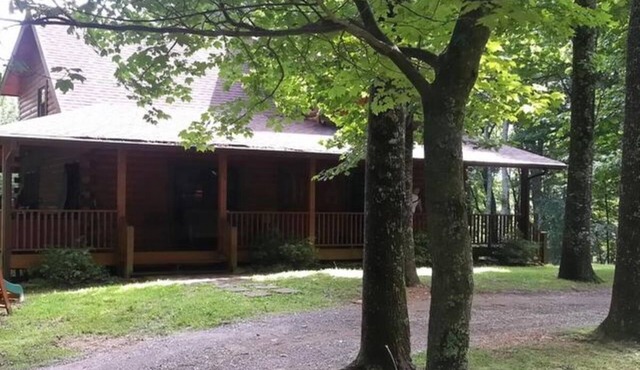 A Unique Bed and Breakfast.Log Cabins, with Hot Tubs and Breakfast Delivered Each Morning :)