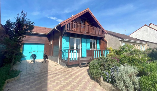 A unique, quiet, all-wood chalet just a stone's throw from the sea!