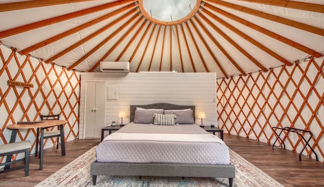 A Unique Texas Hill Country Glamping Experience, pet friendly! Great AC!