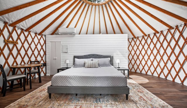 A Unique Texas Hill Country Glamping Experience! Sleeps 10! Great AC!