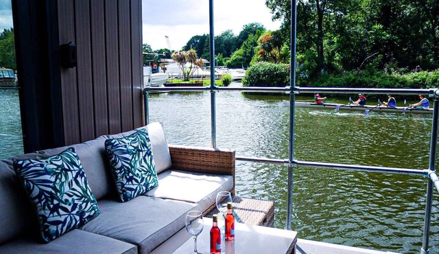 A valentines, unique River Boat with Castle Views in Maidstone