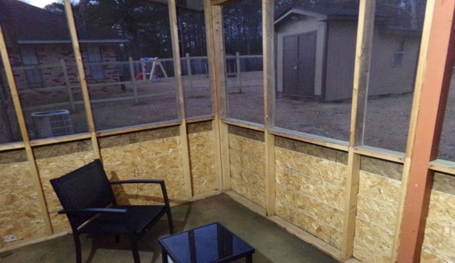 A very comfortable and quite abode, with inclosed back porch and privacy fence!!