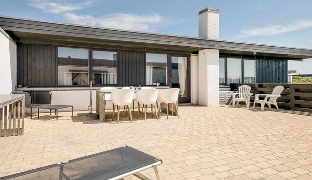 A very cozy sunny courtyard and beautiful furniture create a good vacation home atmosphere here.
