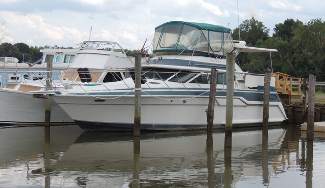 A VERY NICE 43' YACHT WITH LONG RIVER VIEWS AND ONSITE RIVERSIDE DINING