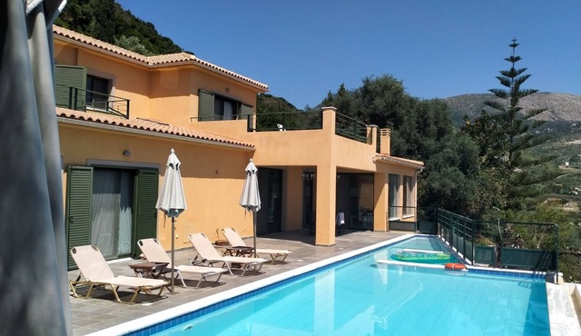 A very private family Villa, Infinity Pool, WiFi, A/C. Amazing views .