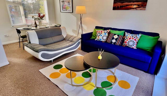 A vibrant 3-bedroom house with ample parking in Derby