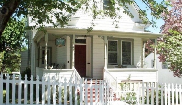 A Victorian Rose, DOWNTOWN, hot tub, man cave,couples, families & groups welcome