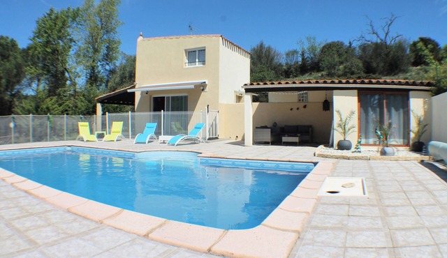 A Villedubert, Proche du Canal du Midi, Gîte Indépendant Avec Piscine