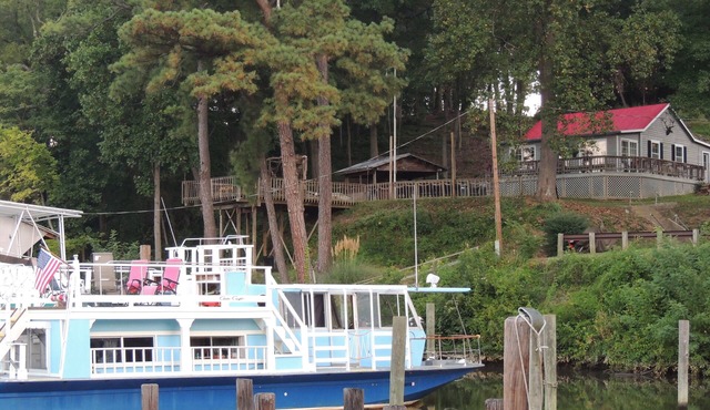 A Warm and Cozy 50' Houseboat in gated, quaint and peaceful marina near the city