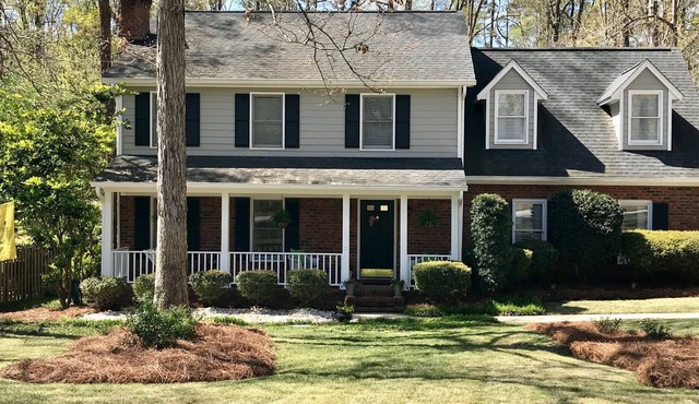 A warm Master's Rental convenient to course! An easy & direct 4 miles to ANGC!