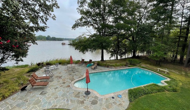 A Waterfront Oasis with pier and pool. Spacious 4 bedrooms near Chestertown.