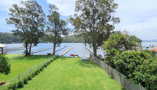 A waterfront retreat with private jetty and games room (Pet friendly!)