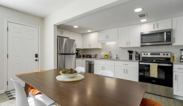 A Wave From It All - 10 Min from the beach - Renovated - Sleeps 6