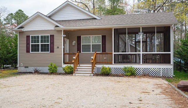A Wave From it All | Screened porch/outdoor dining