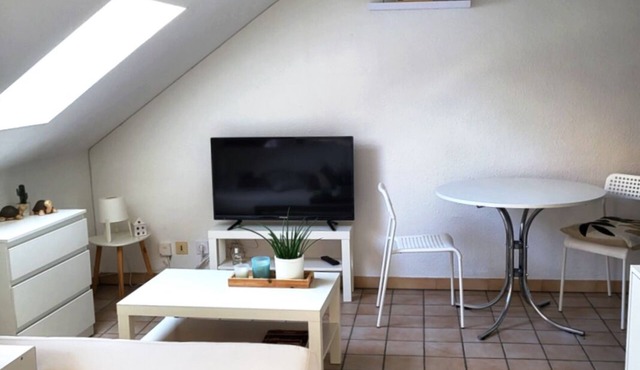 A welcoming studio in a quiet town center location