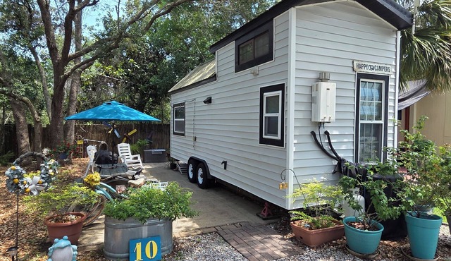 A whimsical Tiny House, shaded by Oaks and near sugar-sand Beaches and Bay!