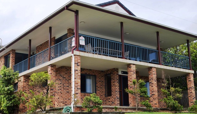 A Willo's View Crescent Head