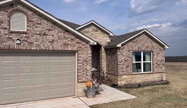 A Winning Stay-Mins. from Firelake Fields & Casino-Enjoy the Large Yard&Hot Tub