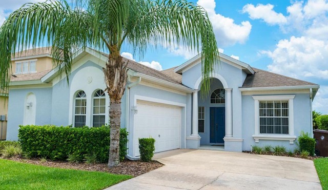 A wonderful 4 bedroom villa with a private pool at Calabay Tower Lakes