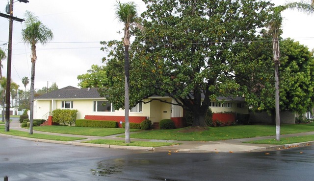 A wonderful family home loved by all that visit. Completly equipped kitchen