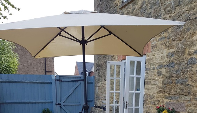 A Wonderful Garden Flat with terrace & open views for 4 people near SILVERSTONE