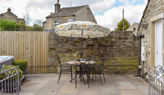 A wonderful opportunity for a rural break on the edge of the Peak District National Park.