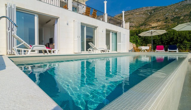 A wonderful poolside, 5 bedroom villa, ideal for your family vacation!