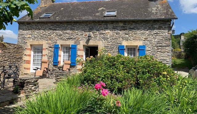 A wonderful stone cottage sleeps up to 5, is set in a quiet lane yet near to shops, lake etc.