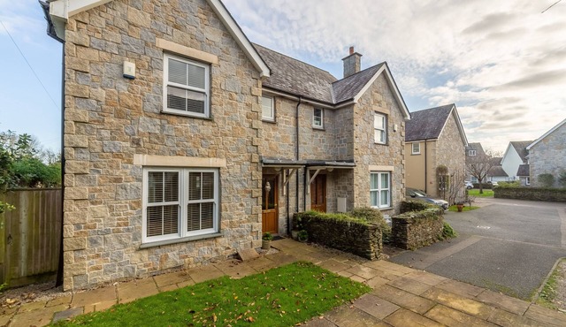 A wonderful three-bedroom Cornish cottage set in an exceptional location.