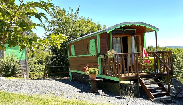 A wooden caravan at Domaine de la Morétie